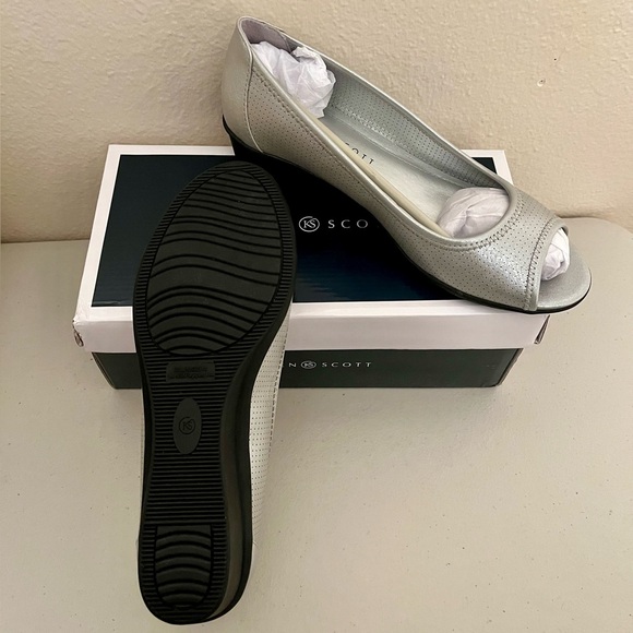 KAREN SCOTT Womens Silver Perforated Padded Yaritza Peep Toe Wedges - Picture 3 of 5